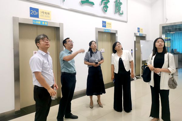 参观甘肃农业大学开云kaiyun官方网站教学科研平台_副本.jpg