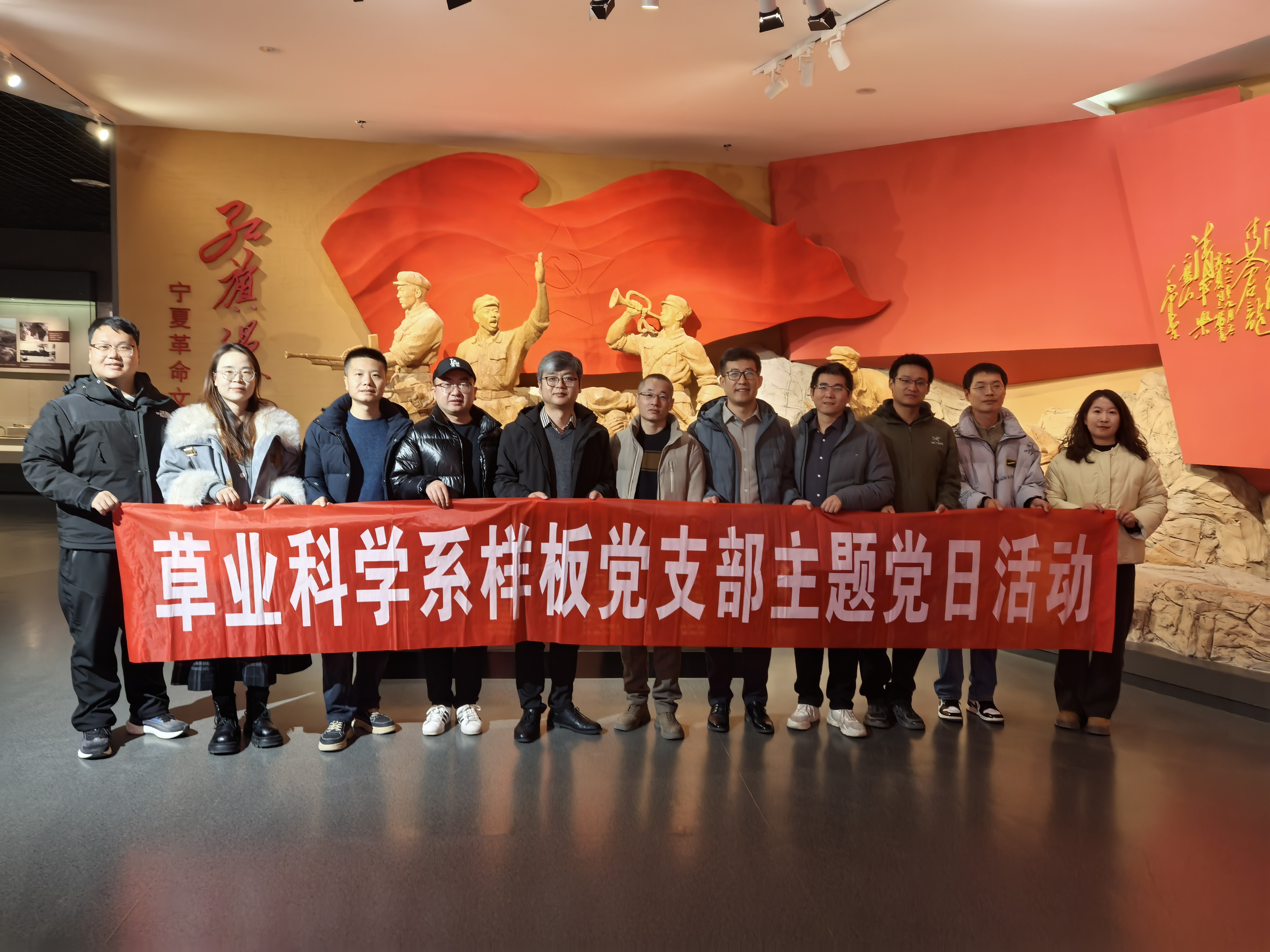 全体党员在宁夏博物馆学习-7.jpg