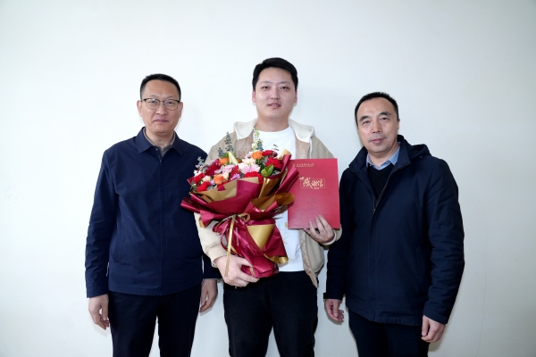孙马慰问武炳超(1).jpg