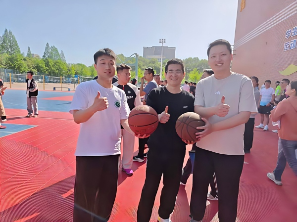 贺晨瑞、侯盟、武炳超参加篮球运球绕杆往返上篮.jpg