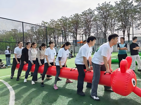 混合教工组毛毛虫绕杆竞速跑.jpg