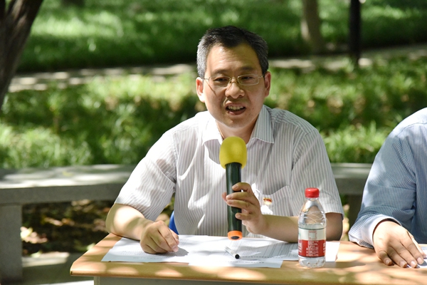 学院党总支副书记阮鹏主持会议.JPG