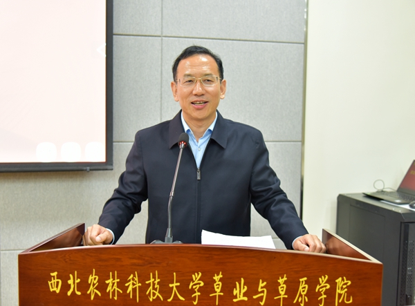 校党委副书记闫祖书作报告.JPG