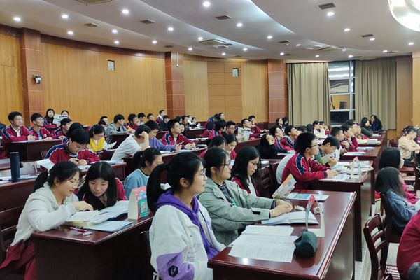 萧山区第三高级中学学生认真听报告.jpg